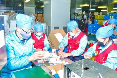 生產(chǎn)一線急缺人手 志愿者踴躍報(bào)名丨金東近百名&ldquo;紅馬甲&rdquo;變身醫(yī)療企業(yè)&ldquo;熟練工&rdquo;