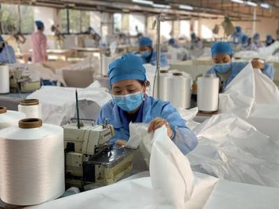 2天增加一個(gè)新車間 黃巖防護(hù)服生產(chǎn)企業(yè)擴(kuò)產(chǎn)50%